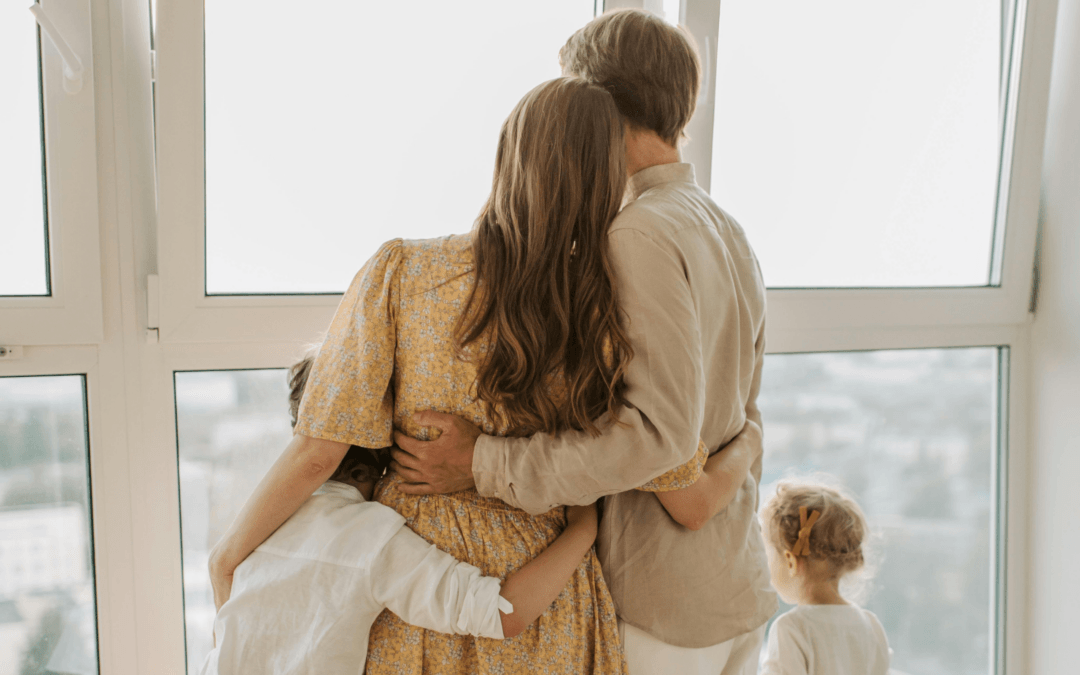 Familie in Karenz vor finanzieller Belastung